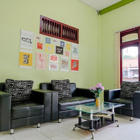 Oyo Life 2508 Alba Suites Homestay Syariah Тулунгагунг Экстерьер фото