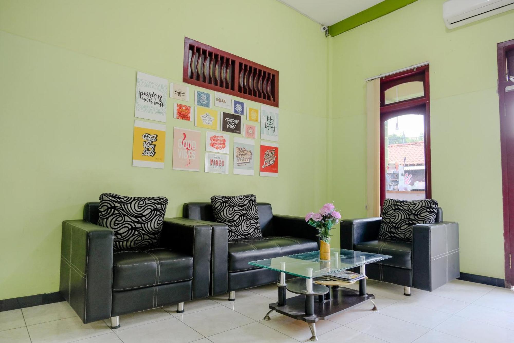 Oyo Life 2508 Alba Suites Homestay Syariah Тулунгагунг Экстерьер фото