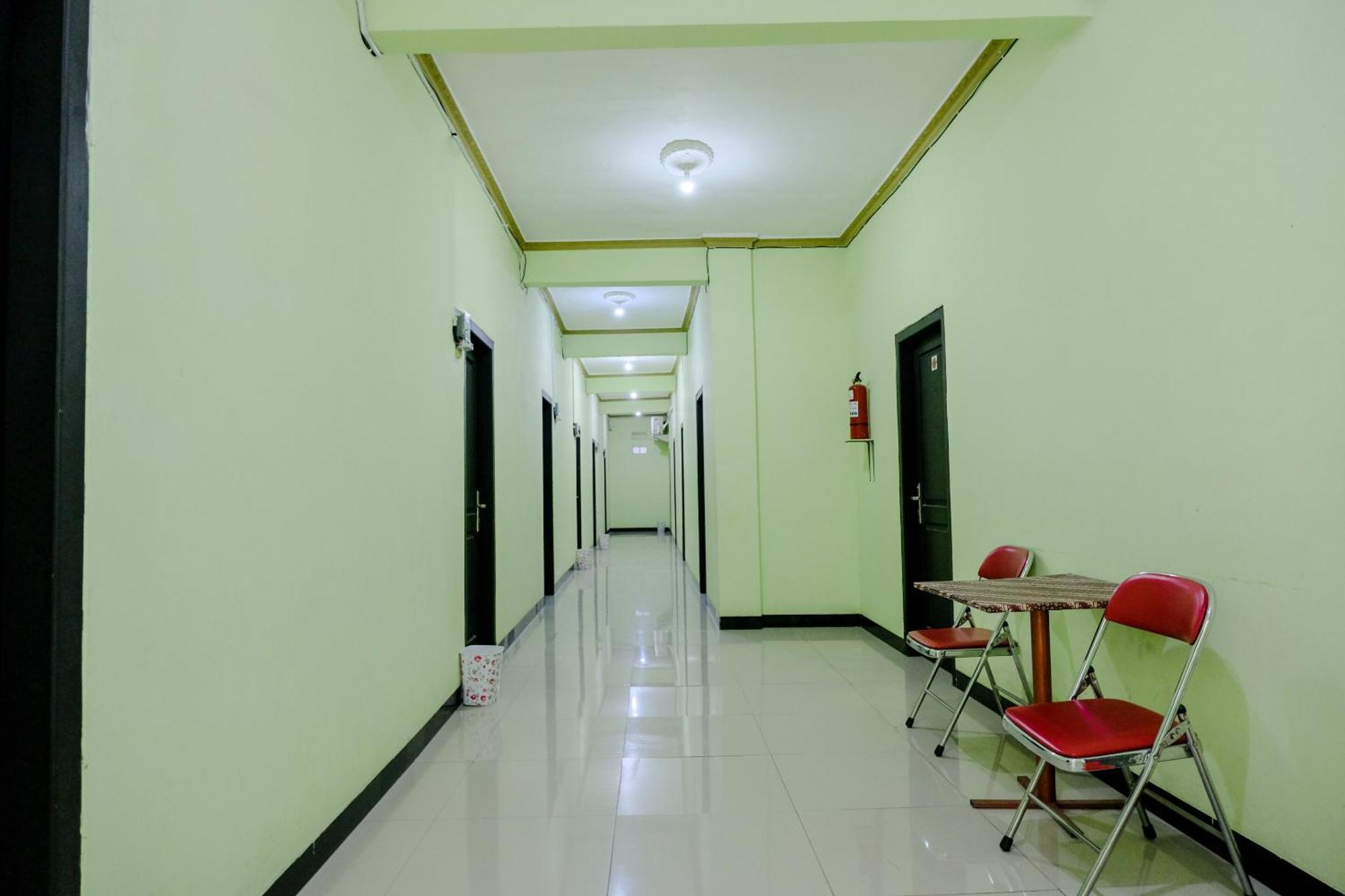 Oyo Life 2508 Alba Suites Homestay Syariah Тулунгагунг Экстерьер фото