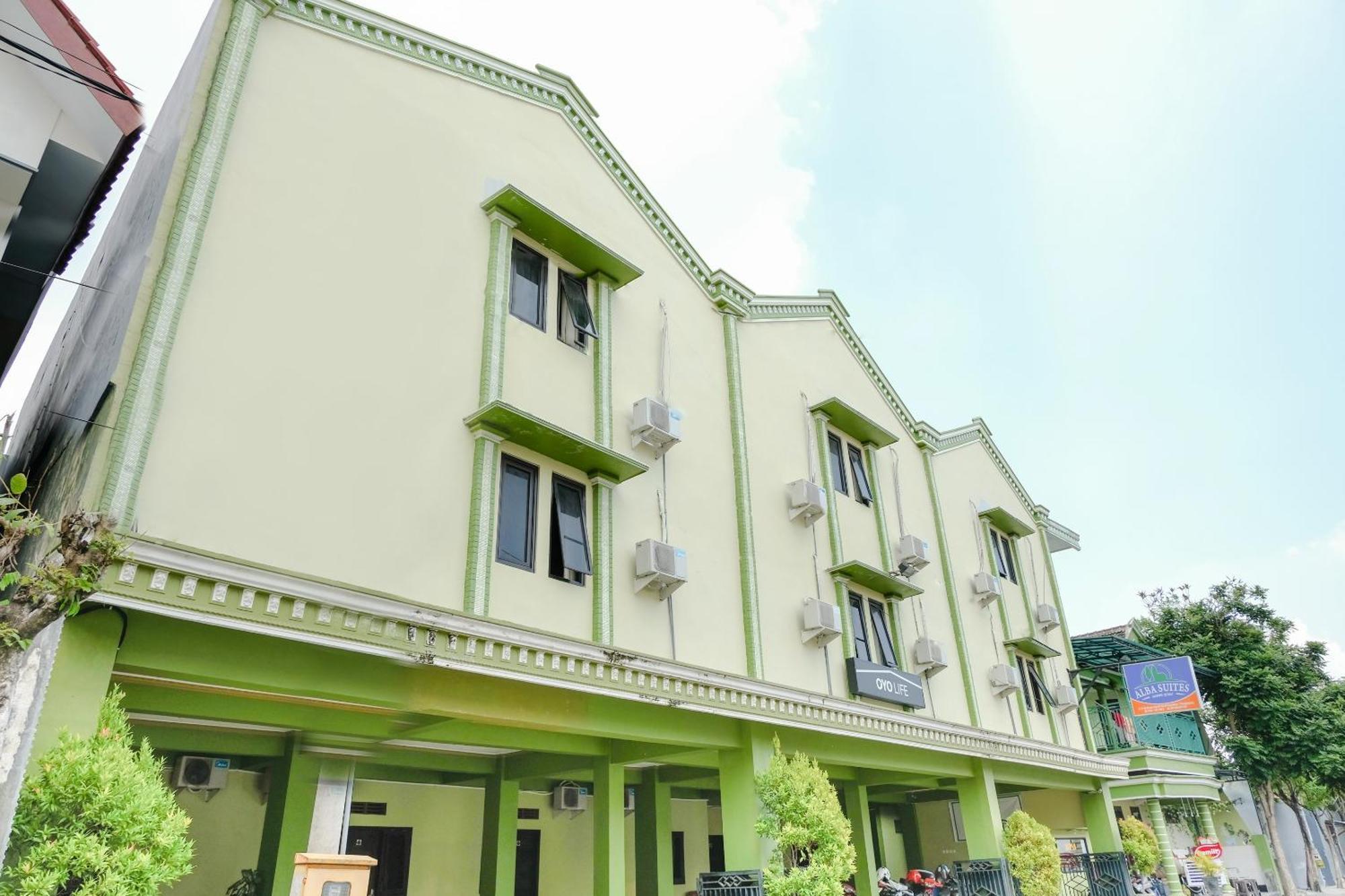 Oyo Life 2508 Alba Suites Homestay Syariah Тулунгагунг Экстерьер фото