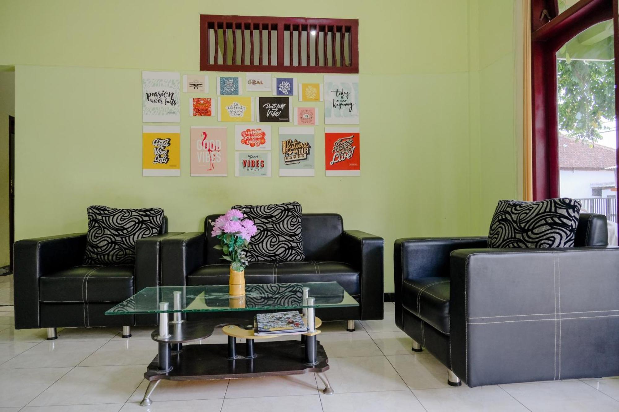Oyo Life 2508 Alba Suites Homestay Syariah Тулунгагунг Экстерьер фото